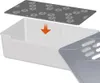 An illustration showing how to assemble a pet carrier, with a metal grate being lowered into a plastic bin. Anteprima dell’immagine prodotto
