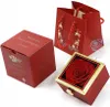A red gift box with a preserved rose inside, a red gift bag, and another red gift box with text. Anteprima dell’immagine prodotto