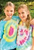 Two young girls are posing for a photo, with their arms around each other. They are both wearing tie-dye t-shirts and smiling. Produktbild-Vorschau