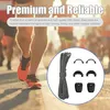 Runners' legs and feet in motion on a road, with a close-up of the product components in a circle. Anteprima dell’immagine prodotto
