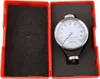 A durometer is shown inside its red case, which is open. Voir les images du produit