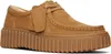 A single brown Clarks Torhill Bee shoe with a platform sole is shown against a white background. Náhľad obrázku produktu