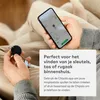 A person is holding a smartphone displaying a map and a key with a Chipolo tracker attached. Produktbild-Vorschau