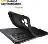 A black phone case is shown being flexed to demonstrate its flexibility and ease of installation on a black smartphone. Voir les images du produit