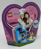 The image shows the packaging of a LEGO Friends Olivia's Summer Heart Box set, featuring two girls in chef hats and a small LEGO scene on the front. Anteprima dell’immagine prodotto