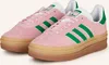 A pair of pink Adidas Gazelle Bold W sneakers with green stripes and a thick tan and brown sole. Produktbild-Vorschau