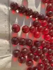 Nahaufnahme transparenter roter 16 mm Glasmurmeln mit glänzender Glasoberfläche und intensiver Farbe Produktbild-Vorschau