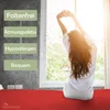 A woman is stretching in bed in front of a window with a view of greenery. Text overlays describe product features. Produktbild-Vorschau