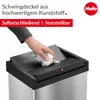 A hand is shown cleaning the lid of a stainless steel trash can. Produktbild-Vorschau