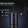 Close-up of a black electric coffee grinder with a USB charging cable, against a dark background. Text overlays indicate features and specifications. Produktbild-Vorschau