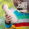 A child holding a unicorn-shaped water bottle. Anteprima dell’immagine prodotto