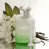 A bottle of perfume with white flowers and vanilla beans. Anteprima dell’immagine prodotto