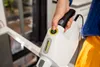A person is holding a Kärcher steam cleaner handle, about to clean a kitchen surface. Voir les images du produit