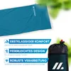 A teal sleeping bag is laid out, with marketing text and icons below it, and a black stuff sack with a red drawstring closure to the right. Produktbild-Vorschau