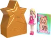 A toy doll, a star-shaped container, and a trading card are displayed against a white background. Voir les images du produit