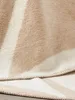 A close-up view of a folded blanket with a striped pattern. Anteprima dell’immagine prodotto