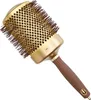 A professional studio shot of a round hairbrush against a white background. Anteprima dell’immagine prodotto