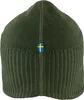 A close-up view of a green knitted beanie with a Swedish flag patch. Anteprima dell’immagine prodotto