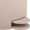 A close-up view of the bottom section of a beige trash can, showing the pedal mechanism. Anteprima dell’immagine prodotto