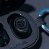 A close-up of black wireless earbuds in their charging case, with a carabiner attached. Anteprima dell’immagine prodotto