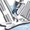 A close-up marketing image of a mop head and handle with water splashing. Produktbild-Vorschau