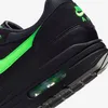 A close-up view of the heel and sole of a black Nike Air Max 1 sneaker with green accents. Produktbild-Vorschau