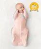 A baby lying on its back, swaddled in a pink sleep sack, with a "Made for Mums Awards 2023 Silver" badge in the upper right corner. Anteprima dell’immagine prodotto