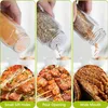 A collage of three images showing different ways to dispense spices from a jar onto food. Voir les images du produit