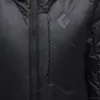 Schwarze Isolationsjacke "W Belay Parka" von Black Diamond; mit markantem Logo auf der Brust.