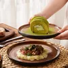 Eine Person wird den Dessertteller mit dem Dessert auf den Tisch stellen. Voir les images du produit