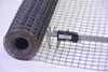 A roll of wire mesh is shown with a caliper measuring the mesh size. Produktbild-Vorschau