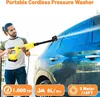 A man is using a yellow portable cordless pressure washer to clean a blue car. Produktbild-Vorschau