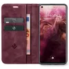 A burgundy flip case wallet for a smartphone is open, showing credit cards and a banknote inside, with the smartphone screen displaying the time and date. Produktbild-Vorschau