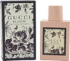 Rechteckiger, rosafarbener Gucci-Flakon mit floral bedruckter Etikette neben schwarzer, geblümter Verpackung in Vintage-Optik. Produktbild-Vorschau