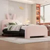 A child's bedroom with a pink bed. Anteprima dell’immagine prodotto