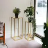 Two gold metal plant stands with plants on them, placed indoors near a window. Anteprima dell’immagine prodotto