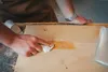 A person is using a wood repair kit on a wooden surface. Anteprima dell’immagine prodotto
