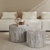 Two round coffee tables with a marble-like finish are placed in front of a sofa with white cushions. A vase with dried flowers and a small wooden box are on the larger table. Anteprima dell’immagine prodotto