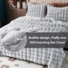A fluffy grey blanket is spread on a bed, with a close-up inset showing its texture and a measurement. Náhled obrázku produktu