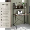 A desk with shelves in a room setting, with product feature callouts on the left. Produktbild-Vorschau