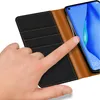 A hand is shown interacting with a phone case. Produktbild-Vorschau