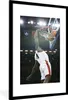 MuchoWow® Gerahmtes Poster Ein Basketballspieler wirft den Produktbild-Vorschau 1