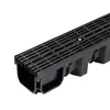 A close-up, studio shot of a black drainage channel with a grate. Anteprima dell’immagine prodotto