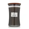 A WoodWick Sand & Driftwood scented candle in a glass jar with a wooden lid. Podgląd zdjęcia produktu