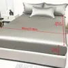 Graues Satin-Spannbettlaken auf einem Bett mit passenden Kissenbezügen, mit Maßen von 180 cm Breite, 200 cm Länge und 30 cm Tiefe Produktbild-Vorschau