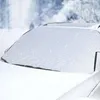 Silberne gesteppte Auto-Windschutzscheiben-Abdeckung installiert auf einem weißen Auto in einer verschneiten Umgebung Anteprima dell’immagine prodotto