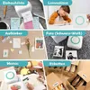 Weißer tragbarer Thermodrucker in einer sechsteiligen Collage, die seine Verwendungsmöglichkeiten für Einkaufslisten, Lernnotizen, Aufkleber, Schwarz-Weiß-Fotos, Notizen und Etiketten zeigt Produktbild-Vorschau