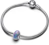 A Pandora bracelet with a single charm on a white background. Anteprima dell’immagine prodotto