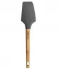 A single kitchen spatula with a gray silicone head and a wooden handle. Anteprima dell’immagine prodotto