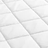 A close-up view of a white quilted mattress surface. Anteprima dell’immagine prodotto